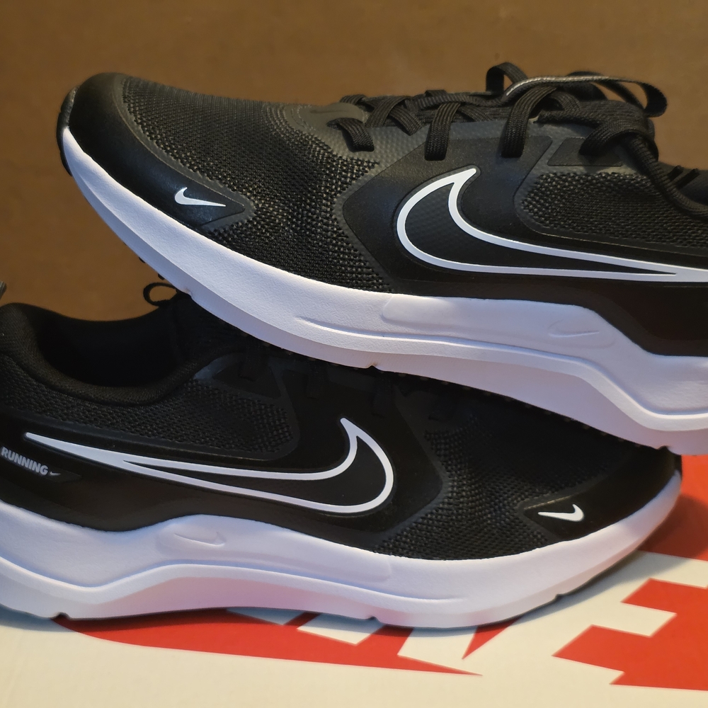 Nike Cosmic Runner Size 7Y/8.5W Brand NEW No Box